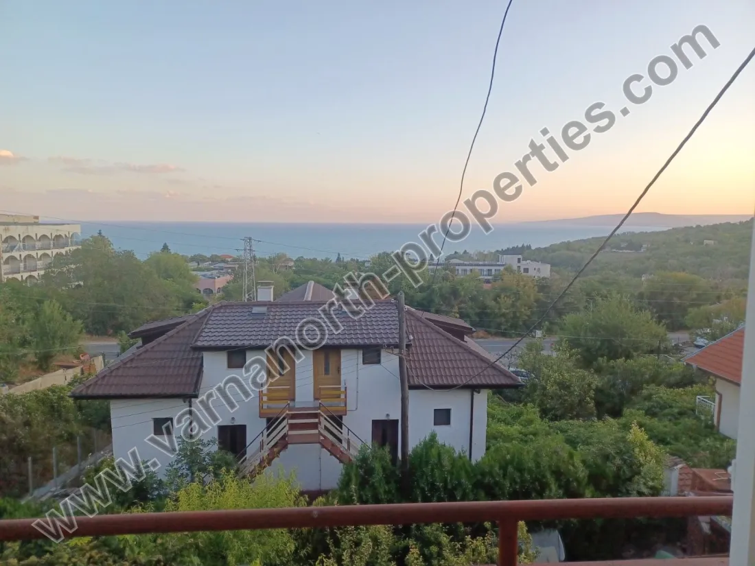 Къща-близнак с морска панорама с отлична локация — Балчик, основна снимка