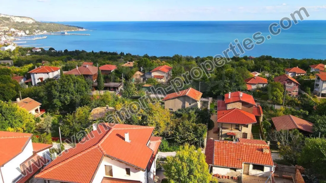 Продава се къща с басейн, гараж, паркинг и морска панорама — Балчик, основна снимка