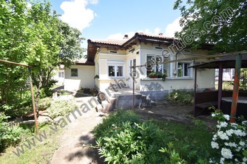 Уютна къща в село Преселенци, област Добрич — снимка 1