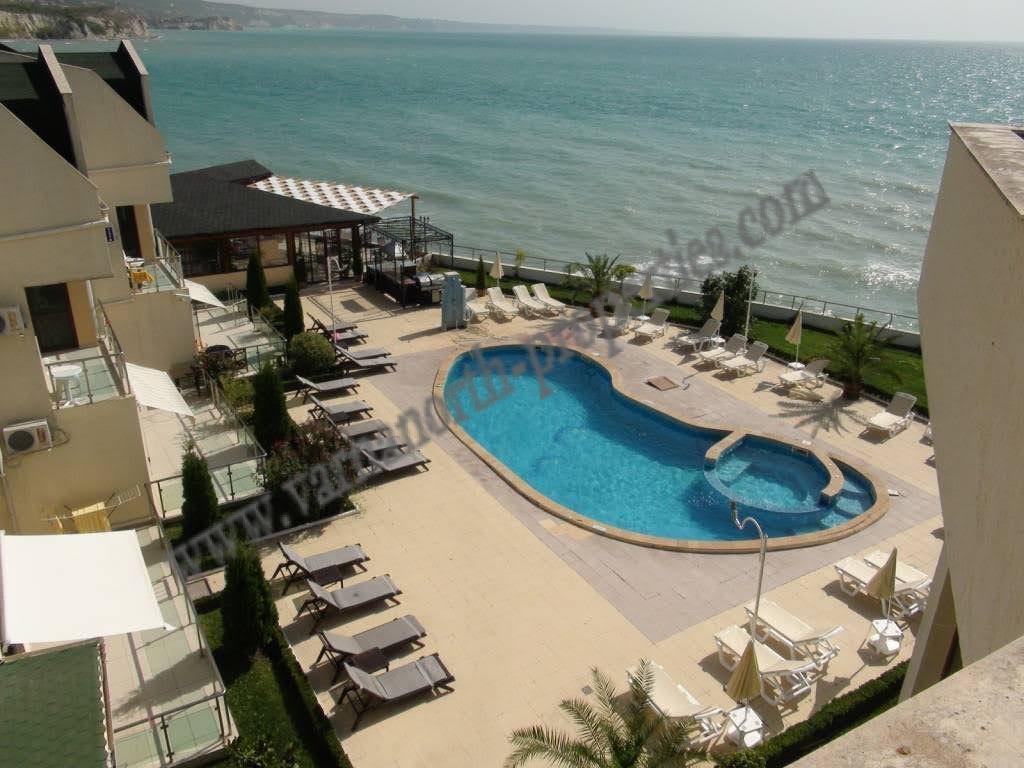 Тристаен апартамент с морска панорама – Бяла Лагуна, комплекс Golf Coast — снимка 3