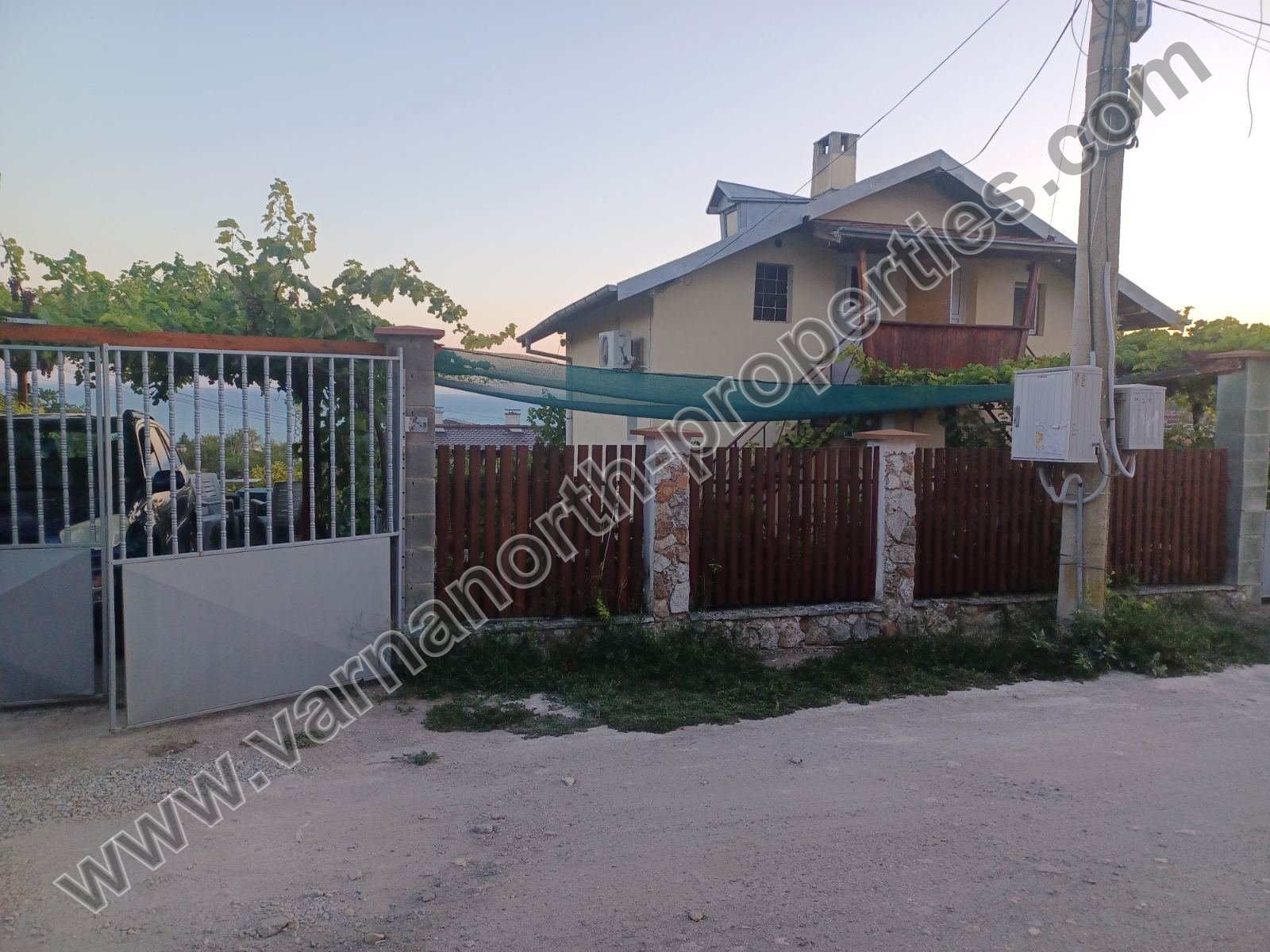 Къща-близнак с морска панорама с отлична локация — снимка 4