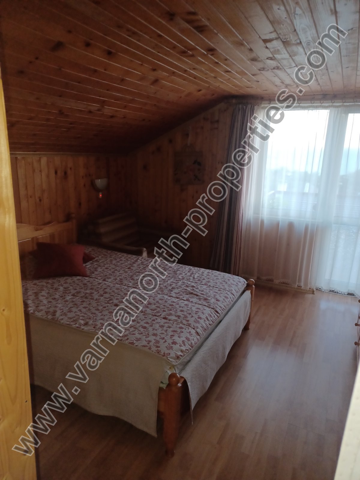Къща-близнак с морска панорама с отлична локация — снимка 11