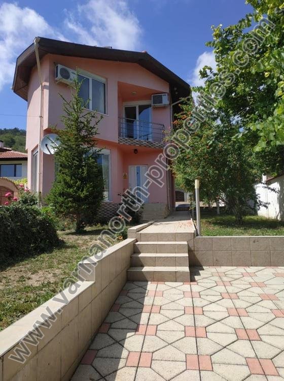 Двуетажна къща във вилната зона на Балчик — Къща в Балчик