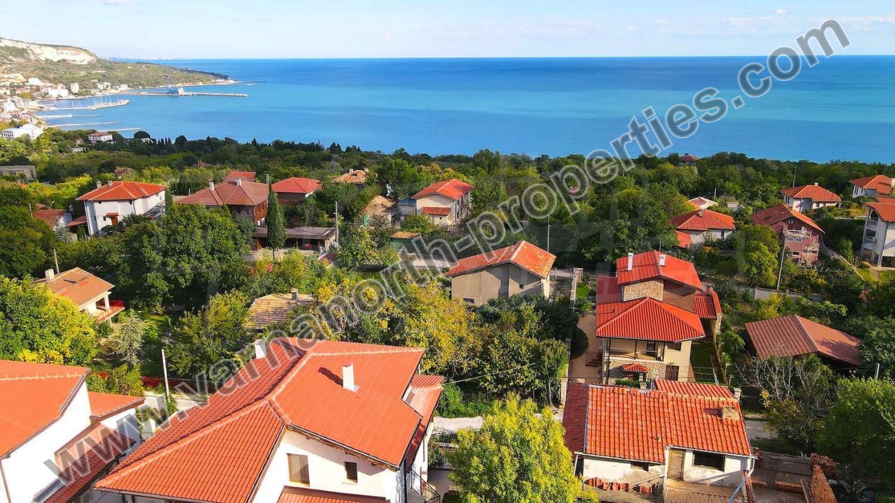 Продава се къща с басейн, гараж, паркинг и морска панорама — снимка 1
